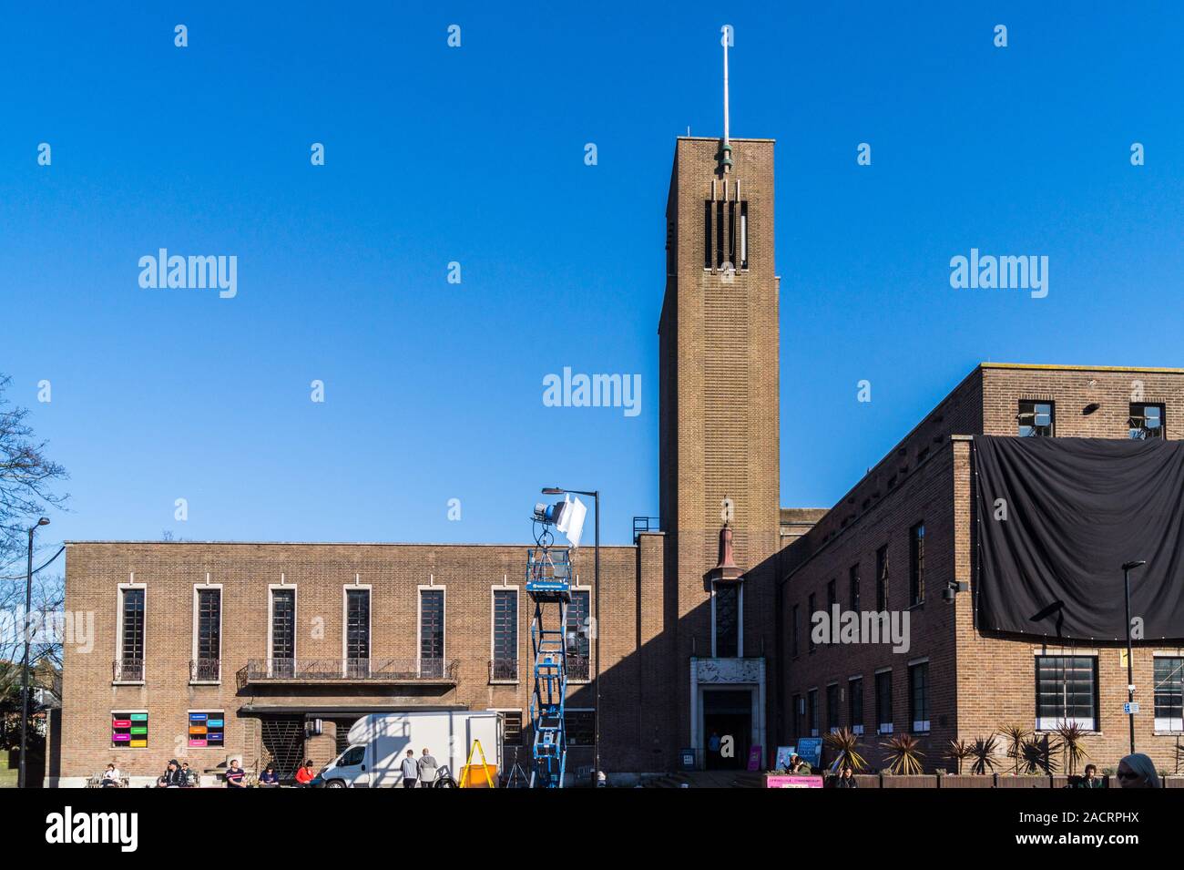 Arri D40 fresnel HMI lamphead su un elevatore a pantografo truccate per un film shoot, Hornsey Town Hall, 1933 da Reginald Uren, Hornsey, Londra, Inghilterra Foto Stock