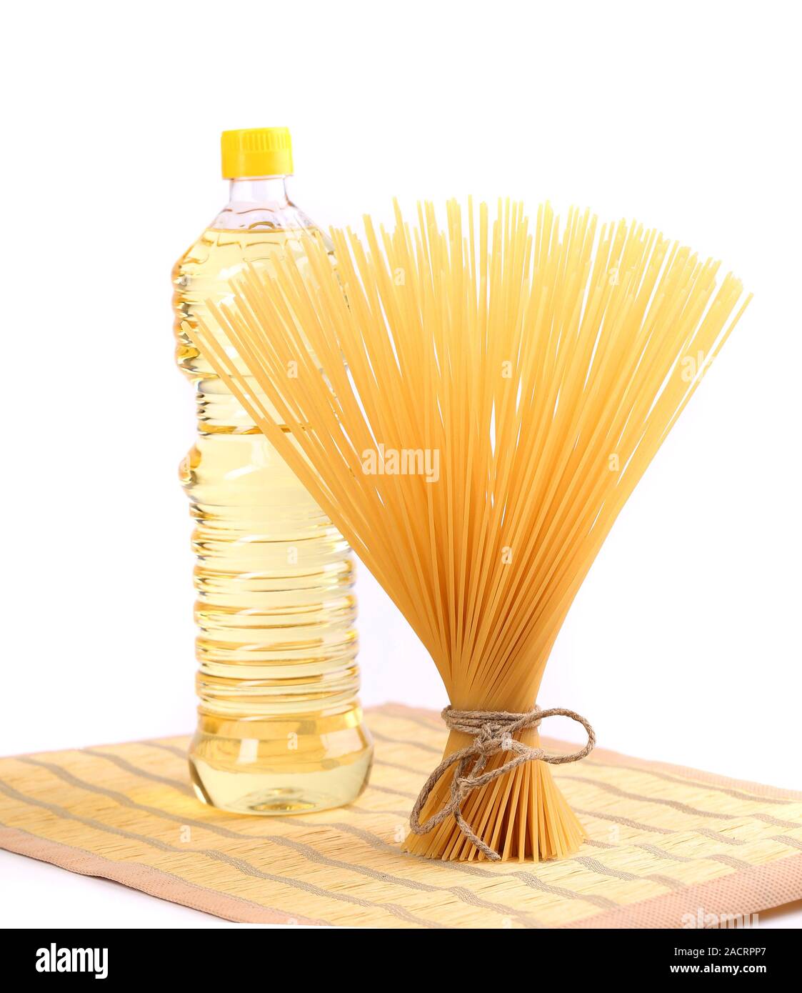 Mazzetto spaghetti, olio su una tabella-igienico. Foto Stock