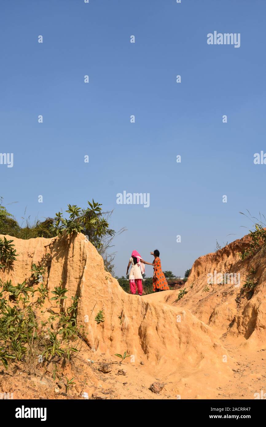 Visitatori presso i Gangani anfratti del Shilabati o Shilai riverbank in Garbeta, West Bengal, India. Foto Stock