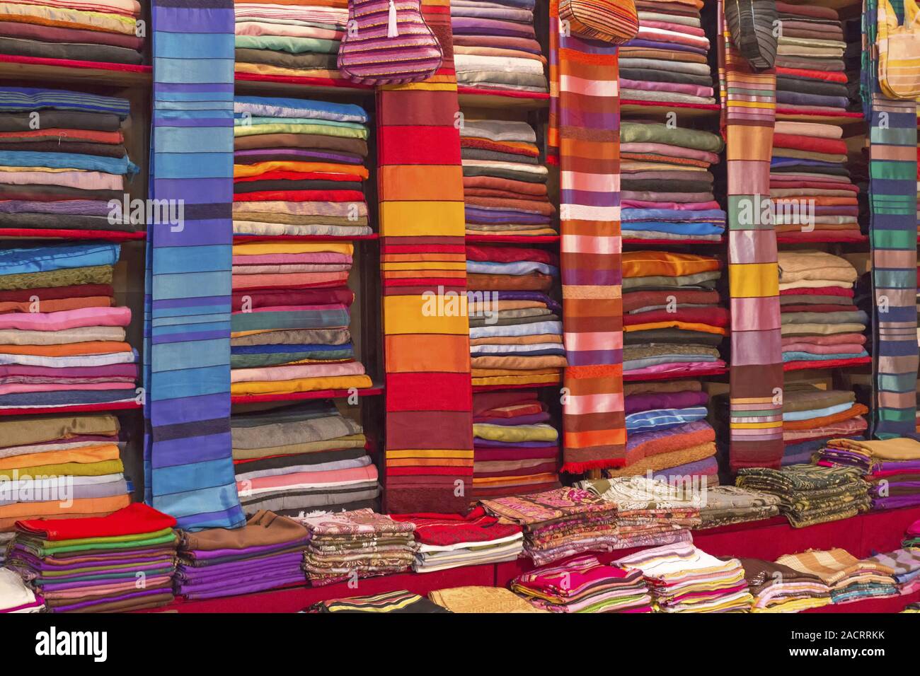 Panni colorati in un mercato in Marocco Foto Stock