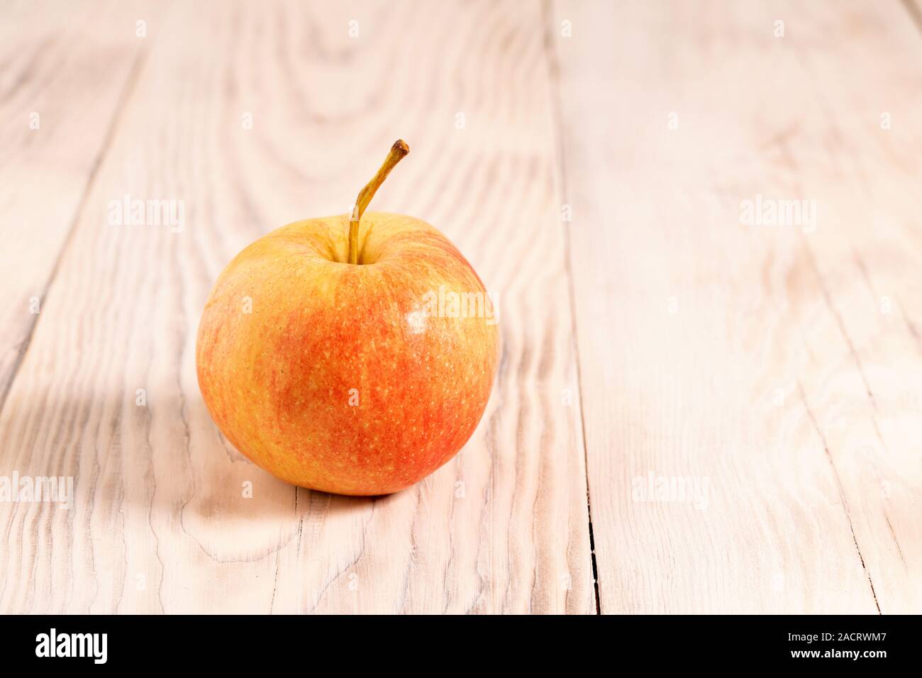 Intere fresche Mele rosse closeup su legno schede rurale, vega cibo. rosso-giallo mature fresh apple Foto Stock