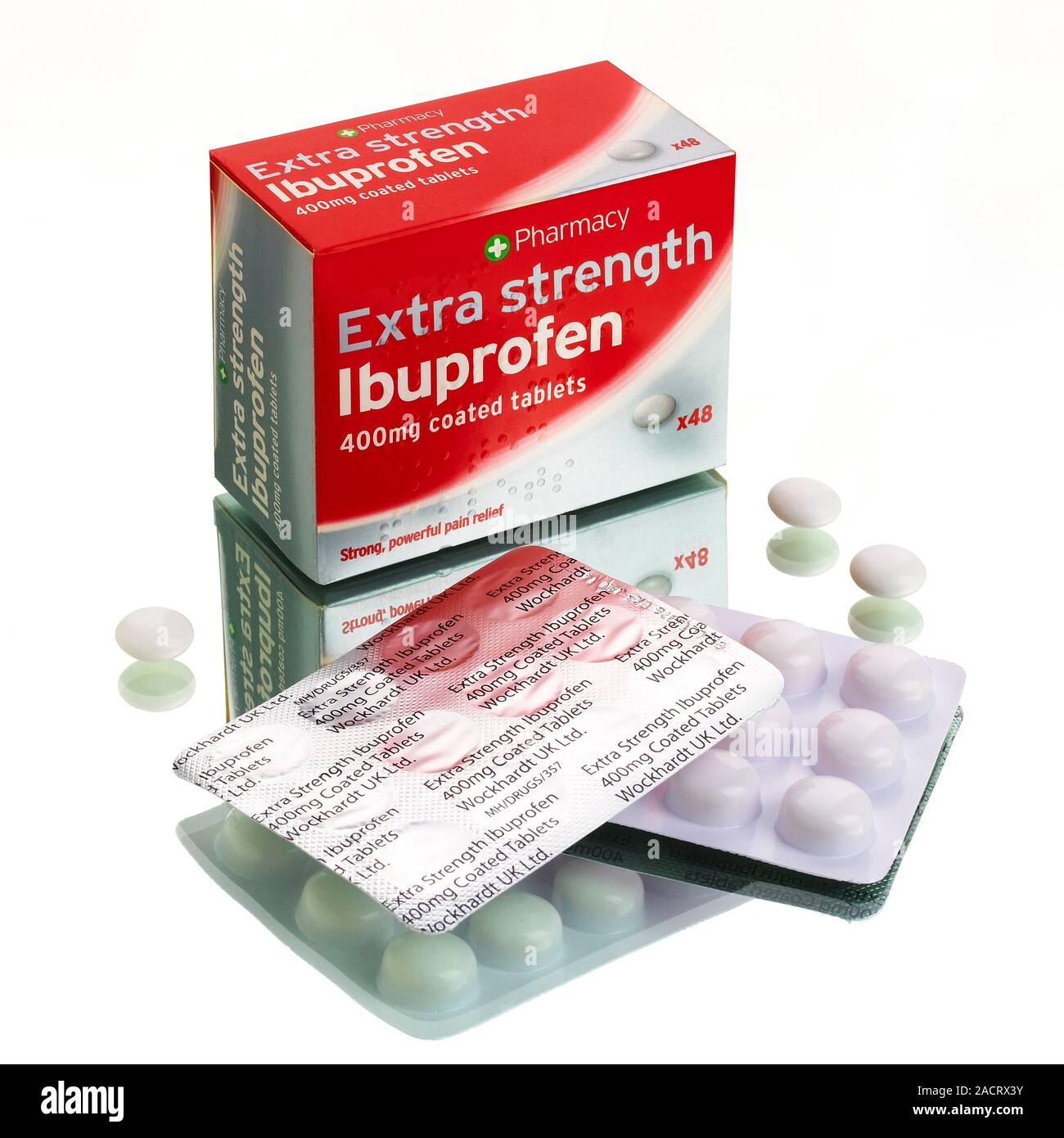 Compresse di ibuprofene. Ibuprofene (iso-butil-propanoico-acido fenolico) è  un farmaco antinfiammatorio non steroideo (FANS). Esso è considerato come  un analgesico (paink Foto stock - Alamy