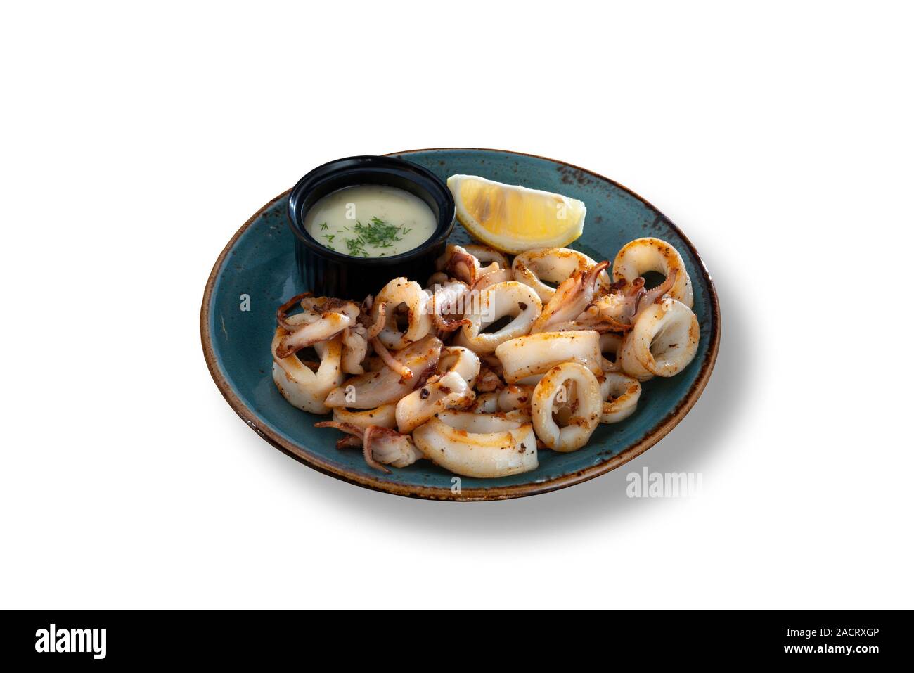 Delizioso fritto di calamari con limone e spogliatoio con elegante piastra vintage Foto Stock