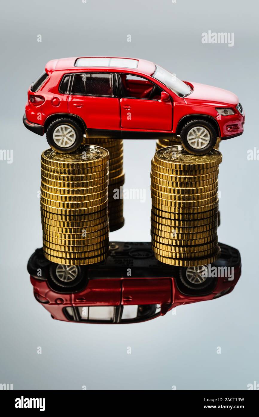 Aumento dei costi per auto. Auto su M Foto Stock