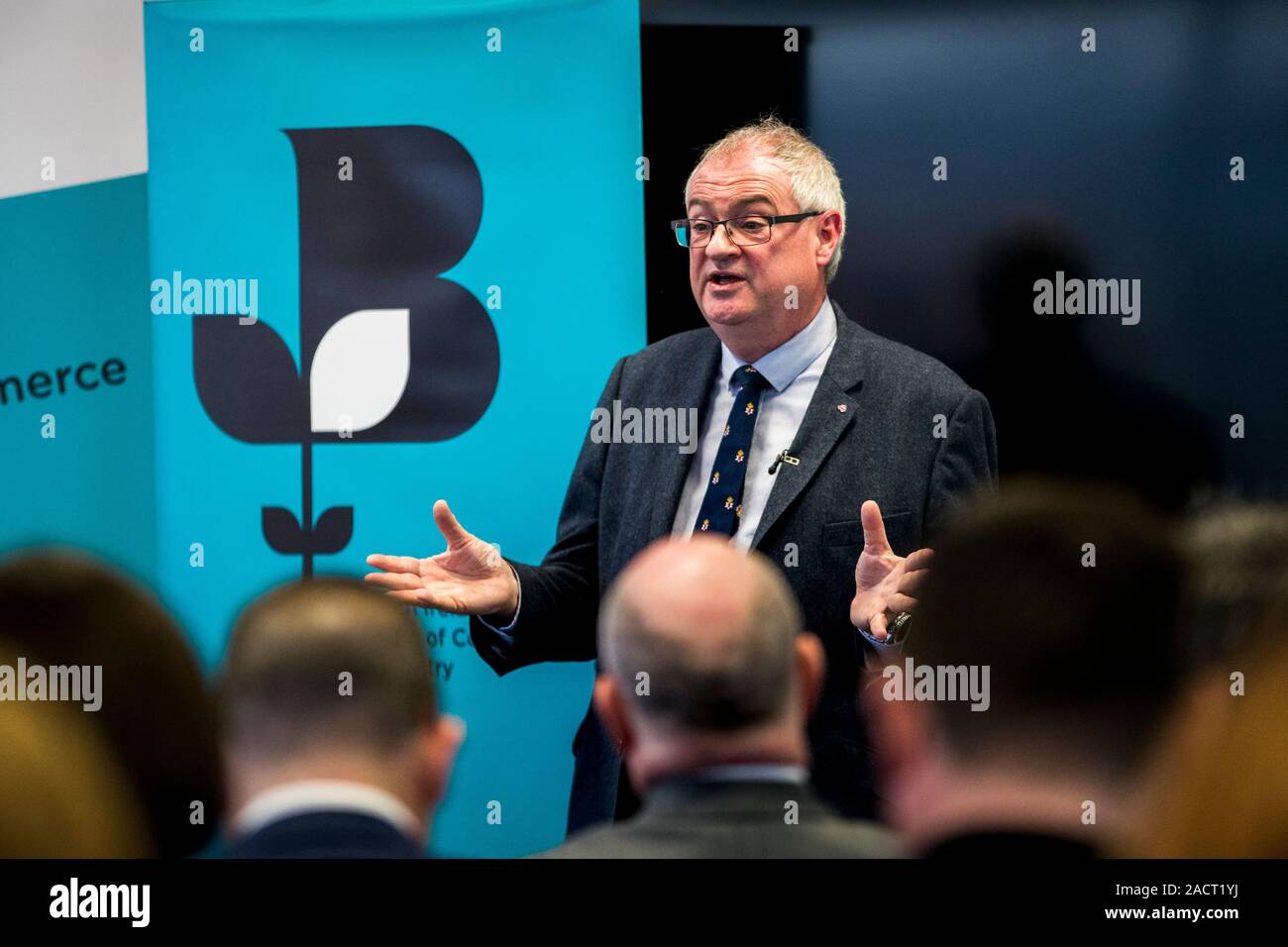 Steve Aiken leader del Partito unionista dell'Ulster (UUP) parlando in Irlanda del Nord i responsabili aziendali a Pinsent Mason a Belfast durante un organizzatore di eventi dall'Irlanda del Nord della Camera di Commercio e Industria come parte del quarto dei cinque leader durante un pre-elettorale sulla serie di posti di lavoro e la crescita del business e l'economia. Foto Stock