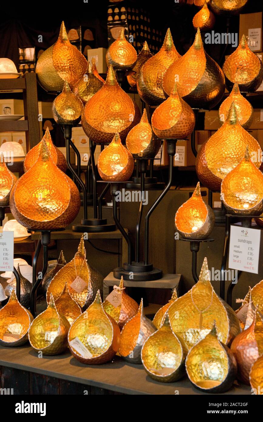 Decorative lanterna di natale luci per la vendita. Edinburgh Mercatino di Natale e fiera. Scozia Foto Stock