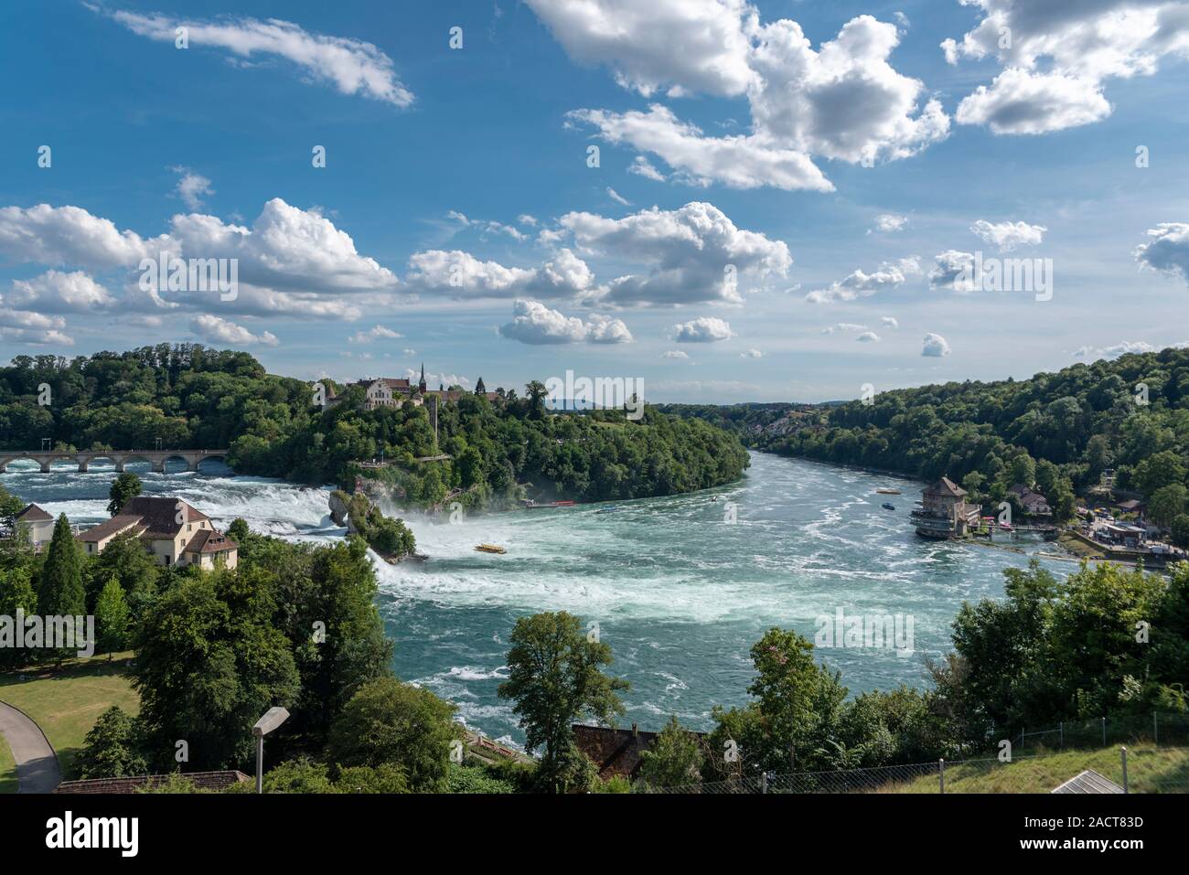 Cascate del Reno con Laufen Castello, viadotto ferroviario un castello Schloessli Woerth, Neuhausen am Rheinfall, Canton Sciaffusa, Svizzera, Europa Foto Stock