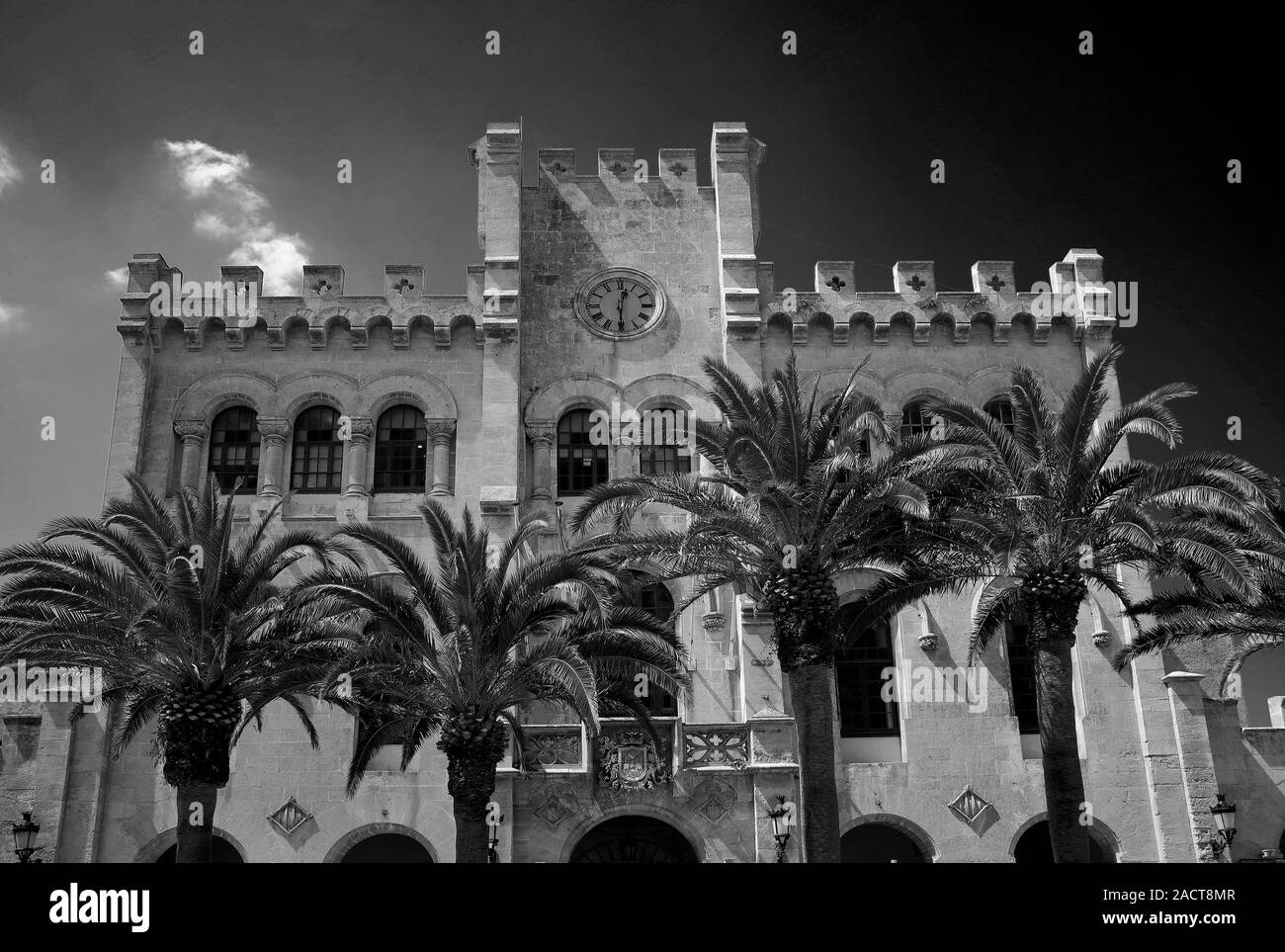 L'edificio Adjutament, Town Square, Città Ciutadella, isola di Minorca, Isole Baleari, Spagna, Europa Foto Stock