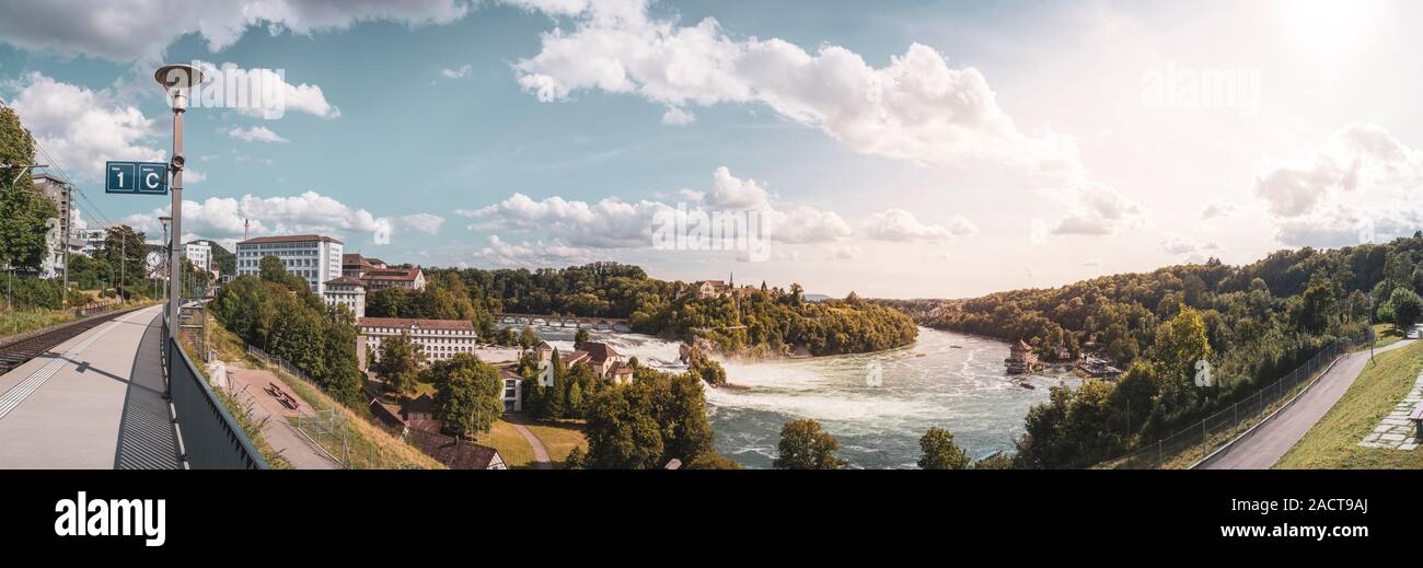 Vista panoramica con cascate del Reno, Laufen Castello, viadotto ferroviario un castello Schloessli Woerth, Neuhausen am Rheinfall, Canton Sciaffusa, Svizzera Foto Stock