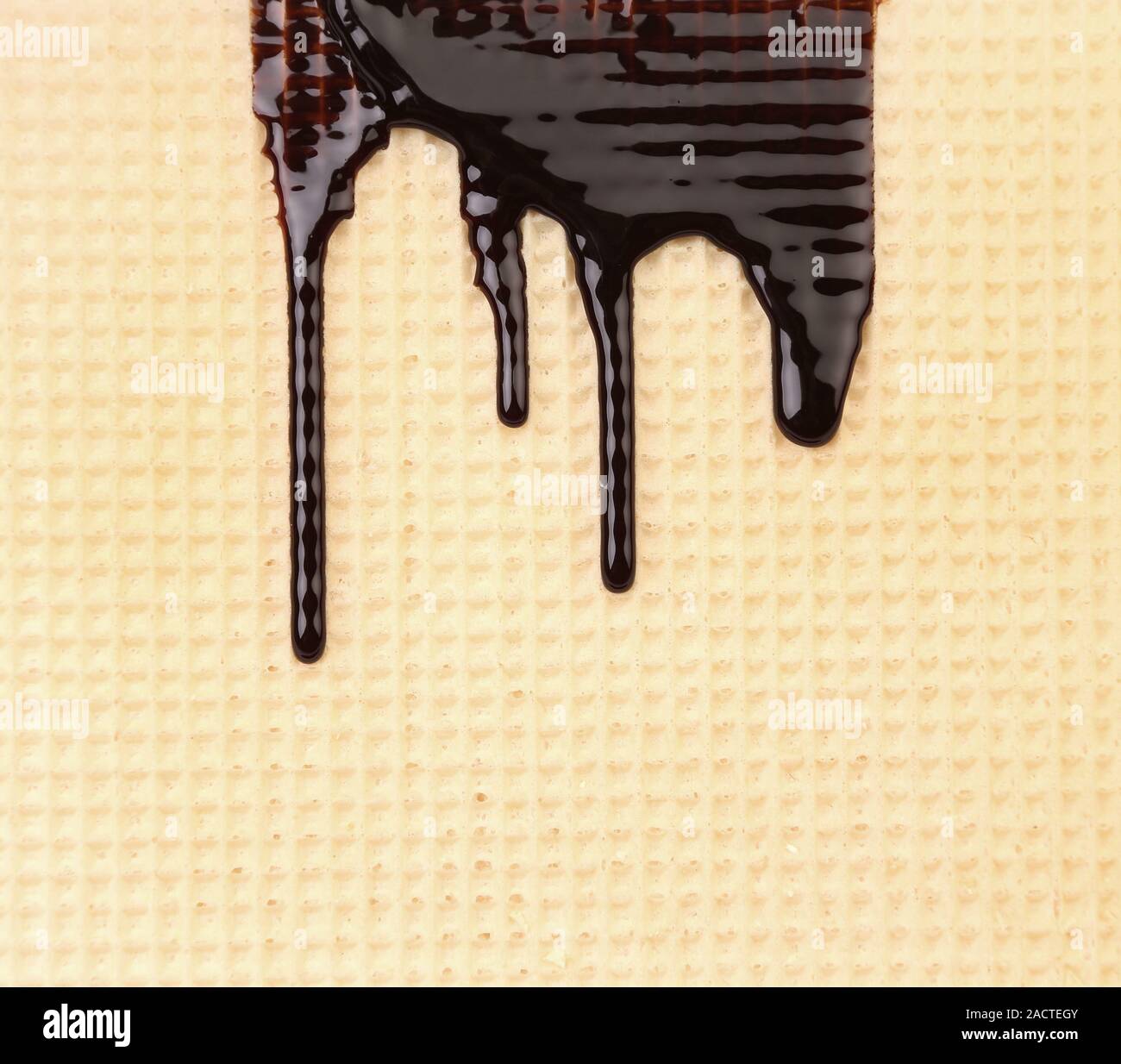 Il cioccolato fuso gocciola a grata Foto Stock