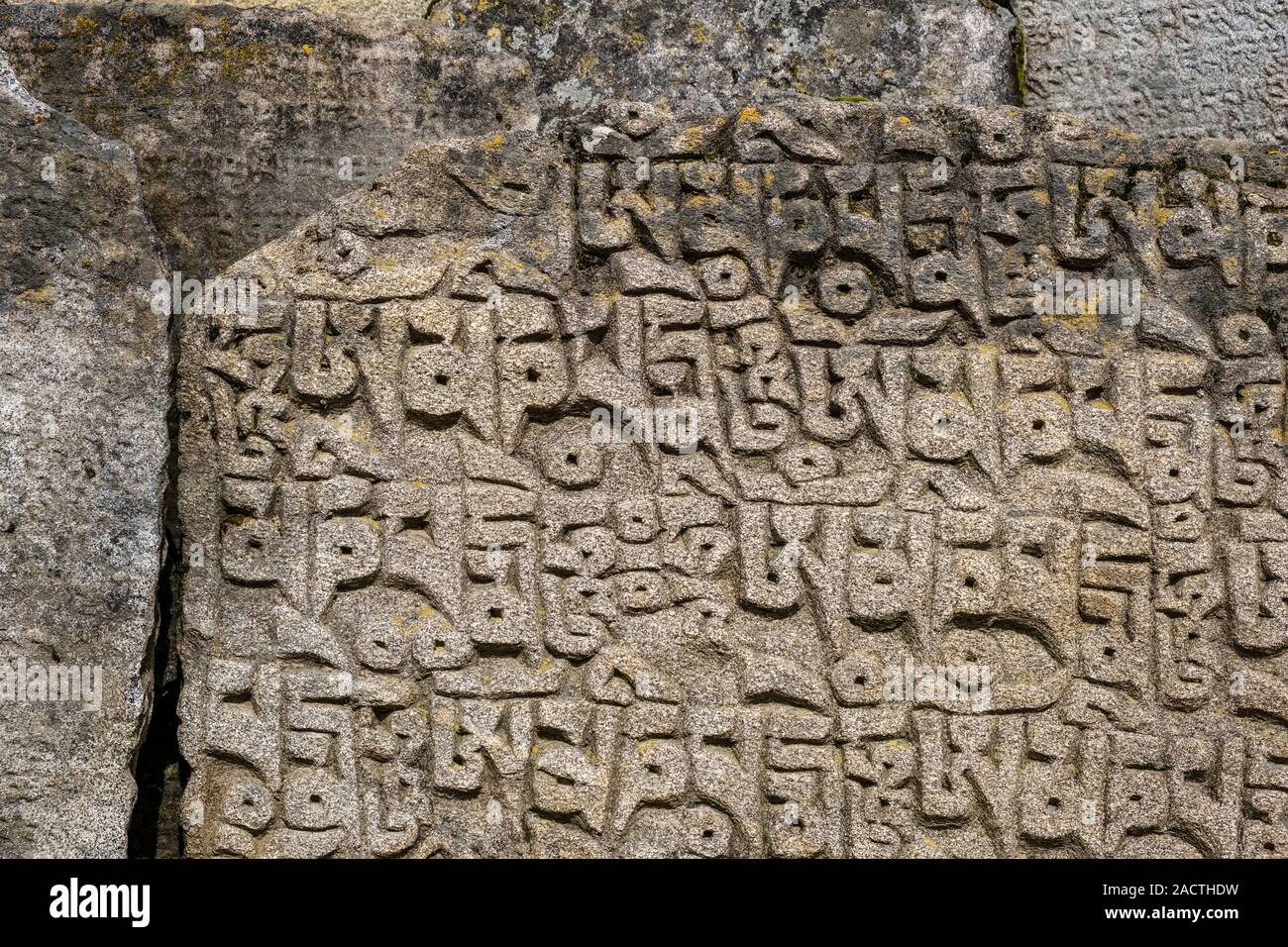 Mani di pietra con inciso il mantra tibetano OM MANI PADME HUM Foto Stock