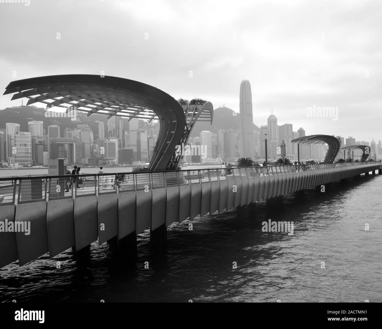 Sfumature di metallo lungo la passeggiata di Tsim Sha Tsui, Hong Kong Foto Stock