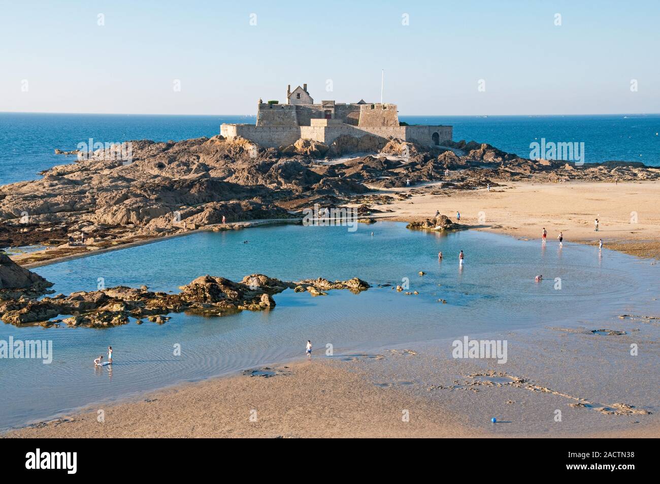 Saint-Malo Beach e Fort National a bassa marea, Ille-et-Vilaine (35), Brittany, Francia Foto Stock