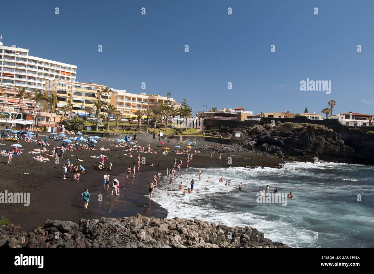 I bagnanti in Playa de la Arena di Alcala, Tenerife, Isole Canarie, Spagna, Europa Foto Stock