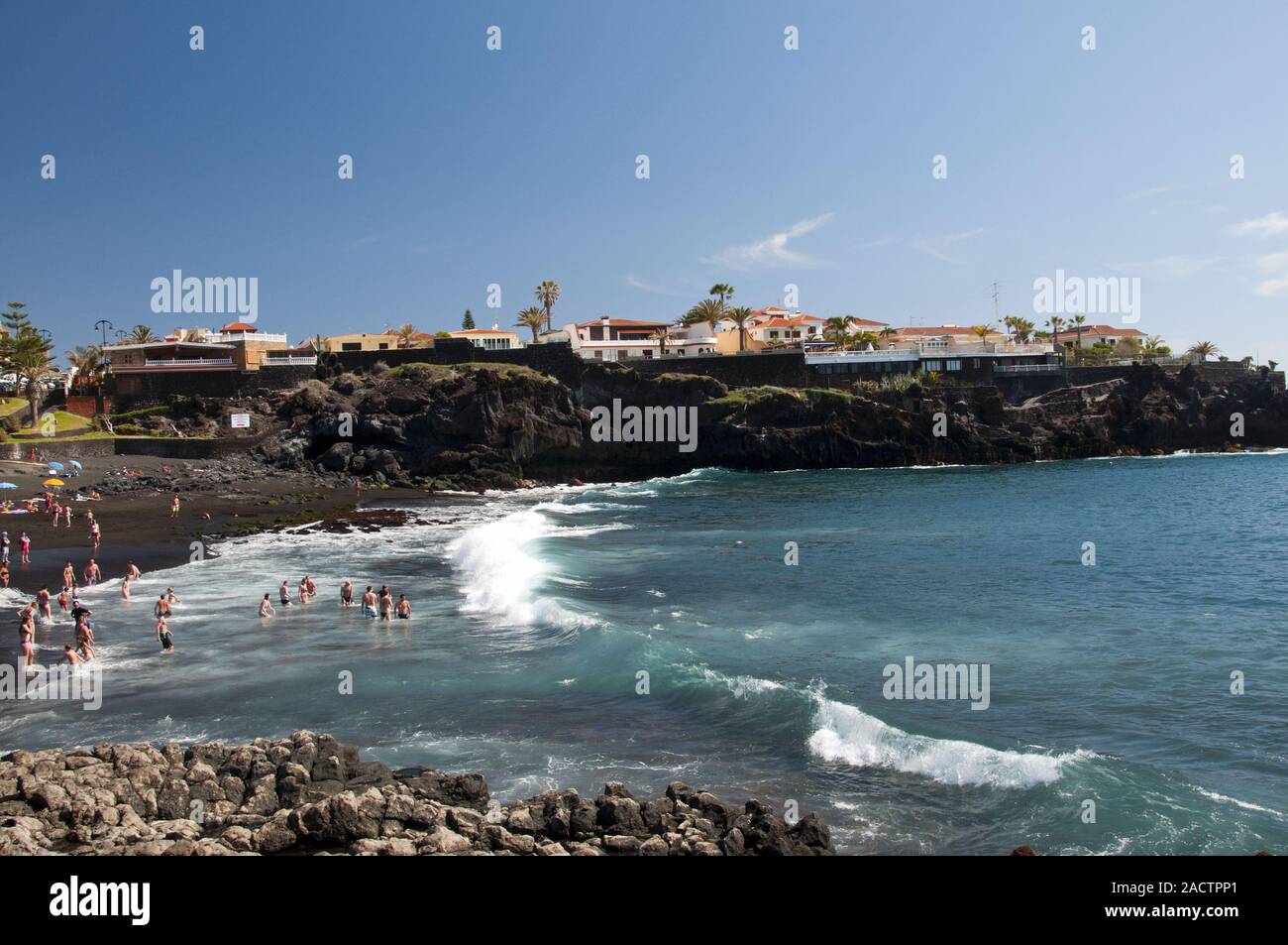 I bagnanti in Playa de la Arena di Alcala, Tenerife, Isole Canarie, Spagna, Europa Foto Stock