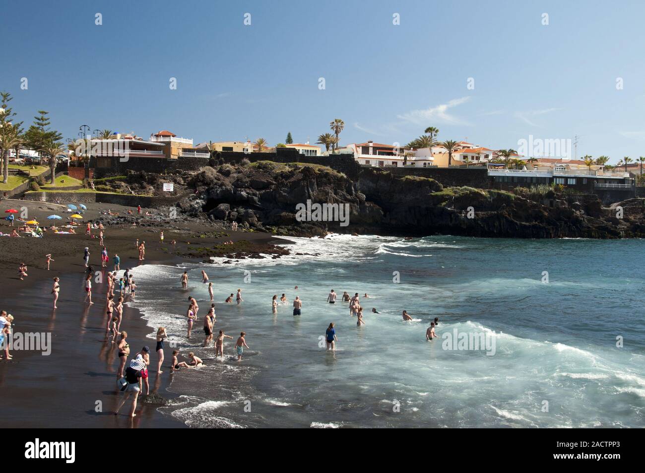 I bagnanti in Playa de la Arena di Alcala, Tenerife, Isole Canarie, Spagna, Europa Foto Stock