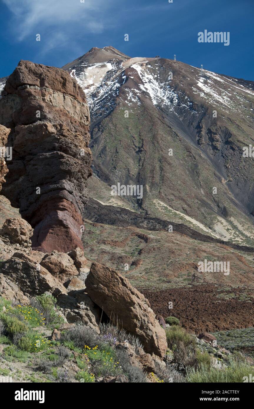 Roques de Garcia, lava formazioni rocciose, alle loro spalle il Pico del Teide, 3718m, il Parque Nacional de las Cañadas del Teide Teide Foto Stock