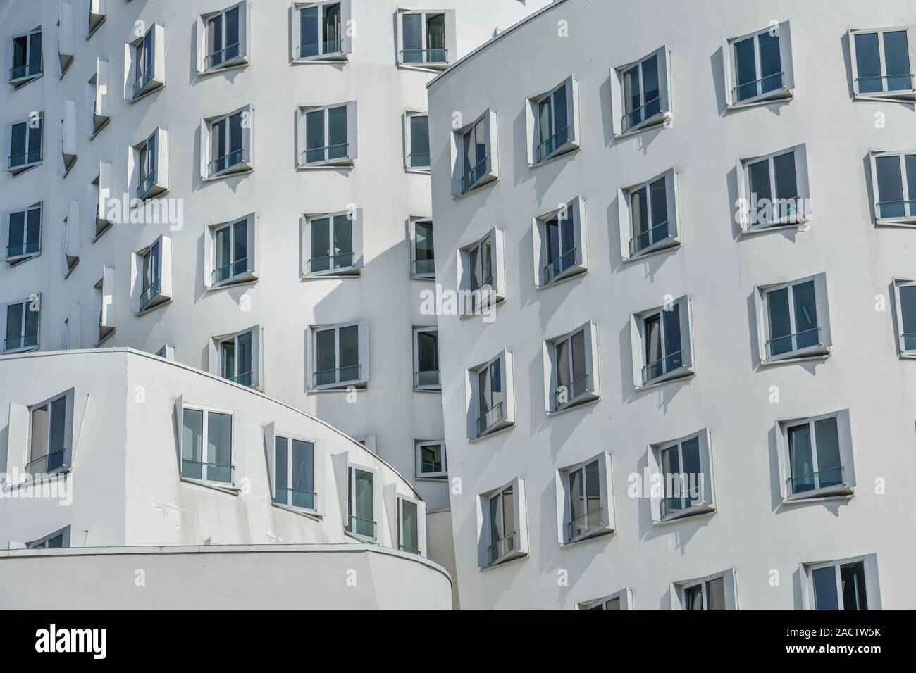 Neuer Zollhof, Gebäude des Architekten Gehry, Düsseldorf, Nordrhein-Westfalen, Deutschland Foto Stock
