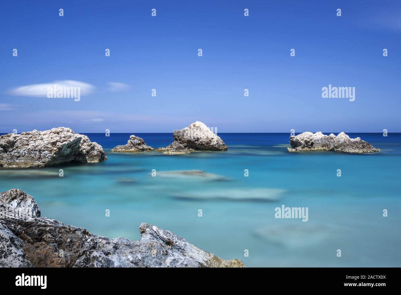 Rocce nel mare, esposizione a lungo termine Foto Stock