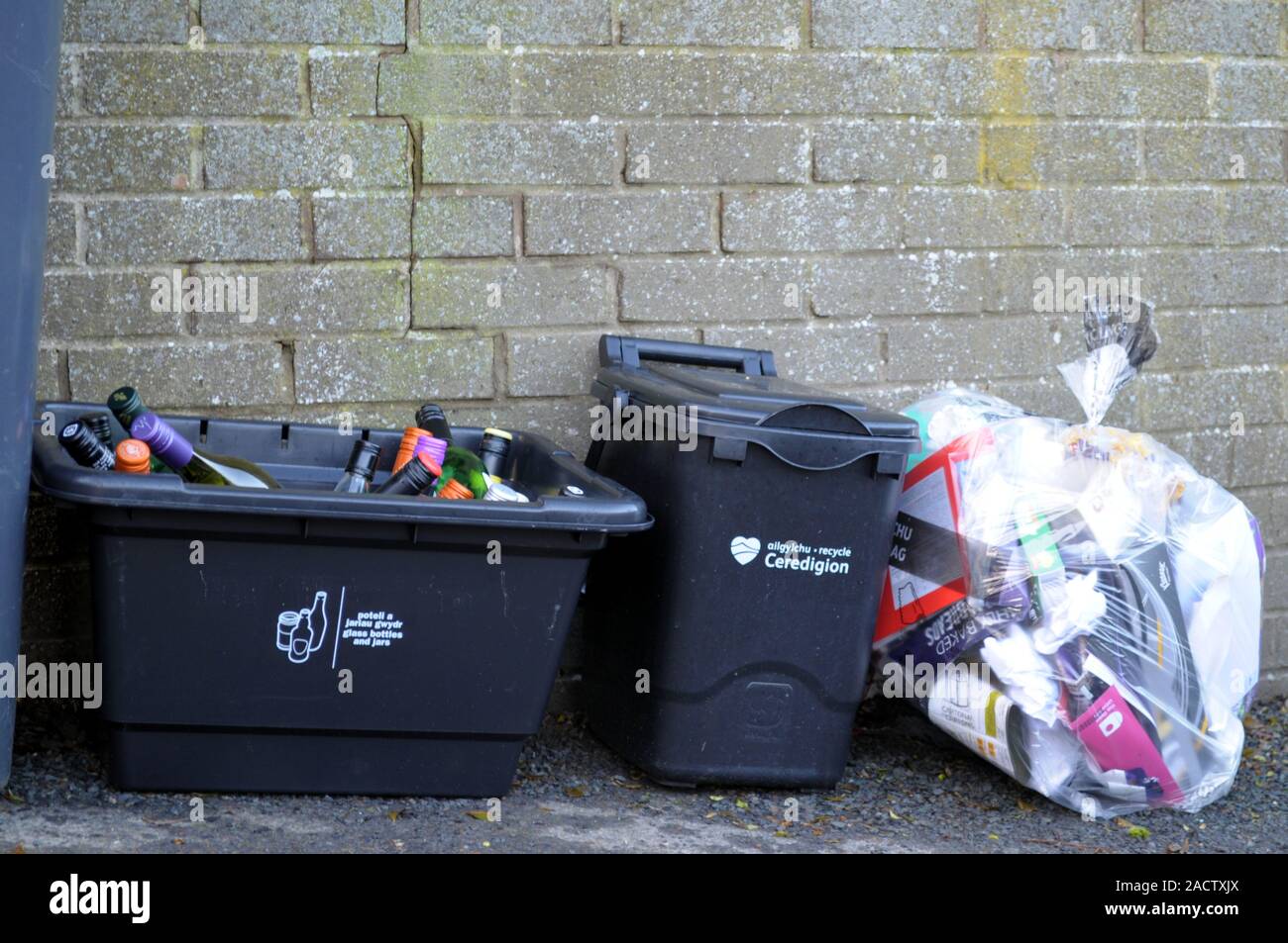 Aberystwyth Ceredigion/UK 3 Dicembre 2019: marciapiede vetro, rifiuti alimentari misti e del riciclaggio degli imballaggi usati in Ceredigion, Wales, Regno Unito Foto Stock
