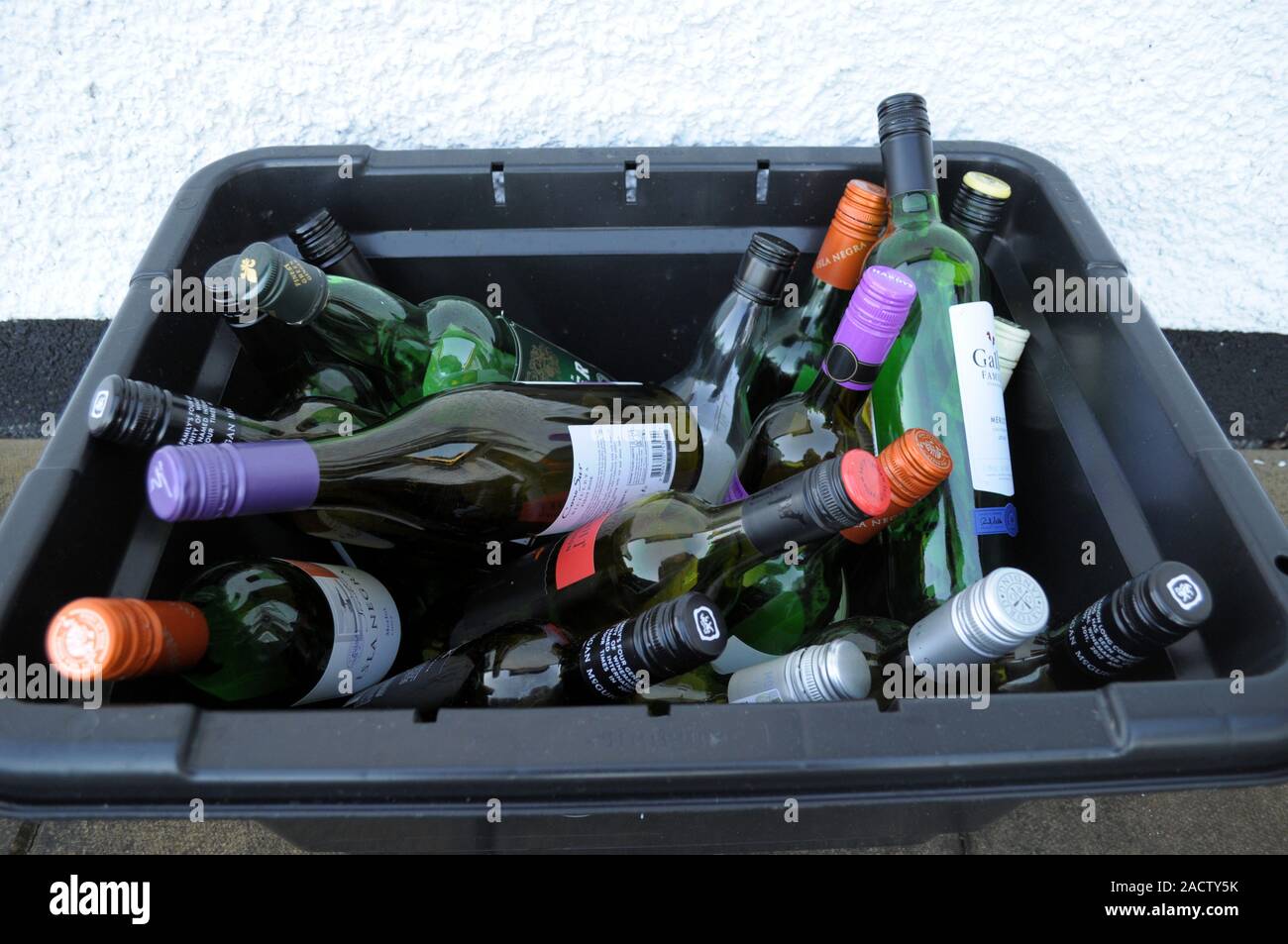 Aberystwyth Ceredigion/UK 3 Dicembre 2019: dal marciapiede il vasetto di vetro e una bottiglia del riciclaggio degli imballaggi usati per settimanale il riciclaggio del vetro in Ceredigion, Galles Foto Stock