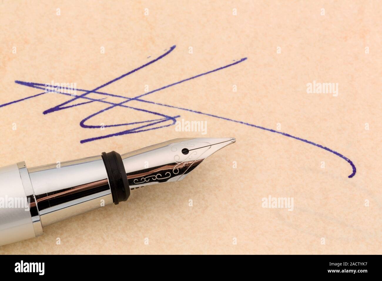 Firma sul contratto Foto Stock