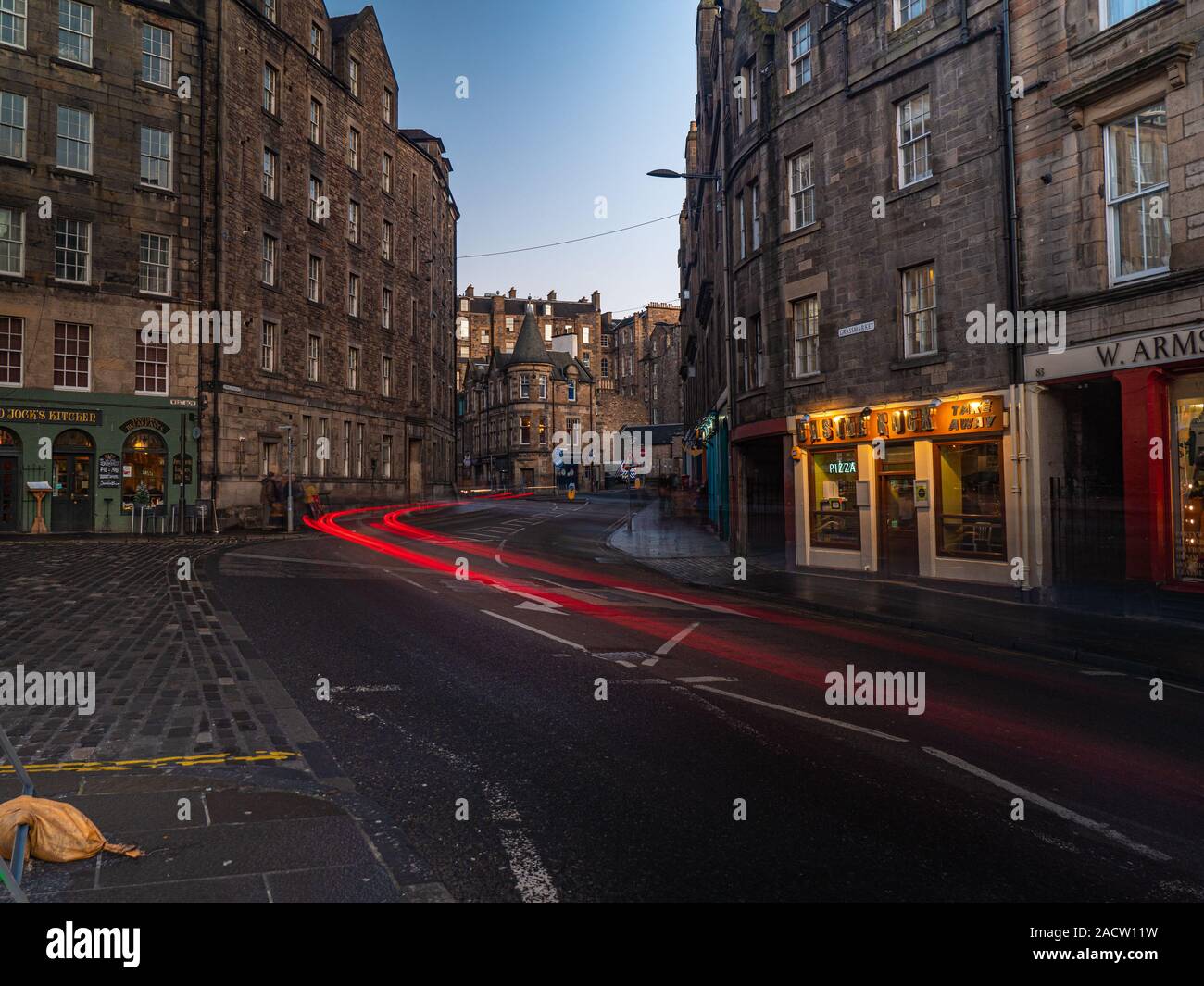 Edimburgo, Scozia - 12/01/2019: lunga esposizione auto sentieri di luce sulle strade di Edimburgo in Scozia. Raggi di sole e effetti bokeh colpito la fotocamera Foto Stock