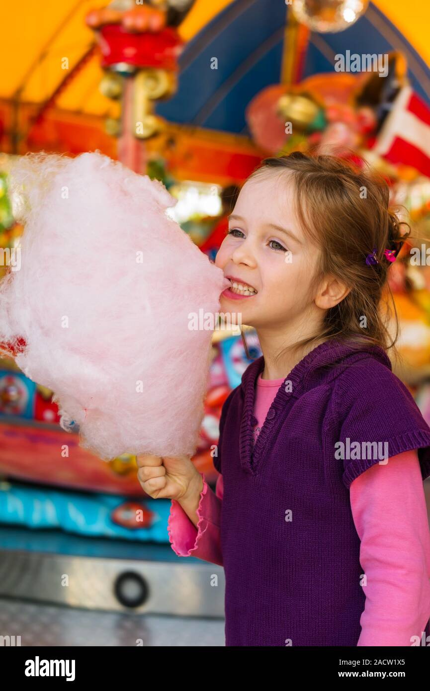 Bambino con caramella di cotone Foto Stock