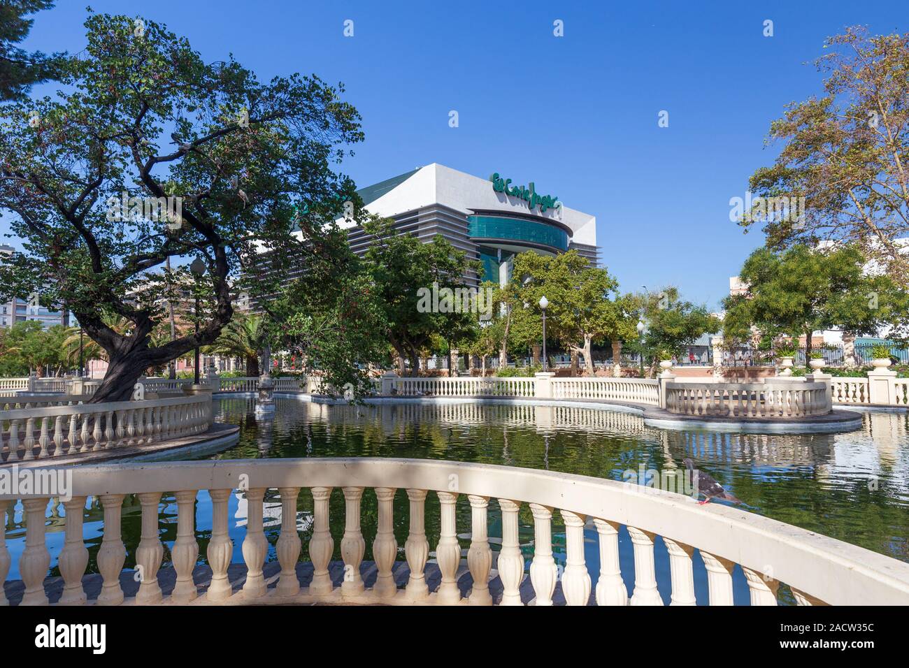 Grandi magazzini El Corte Ingles, Castellon de la Plana, Spagna - 2019.08.10. Vista in commercio moderno centro dal vecchio parco storico Ribalta. Piccolo p Foto Stock