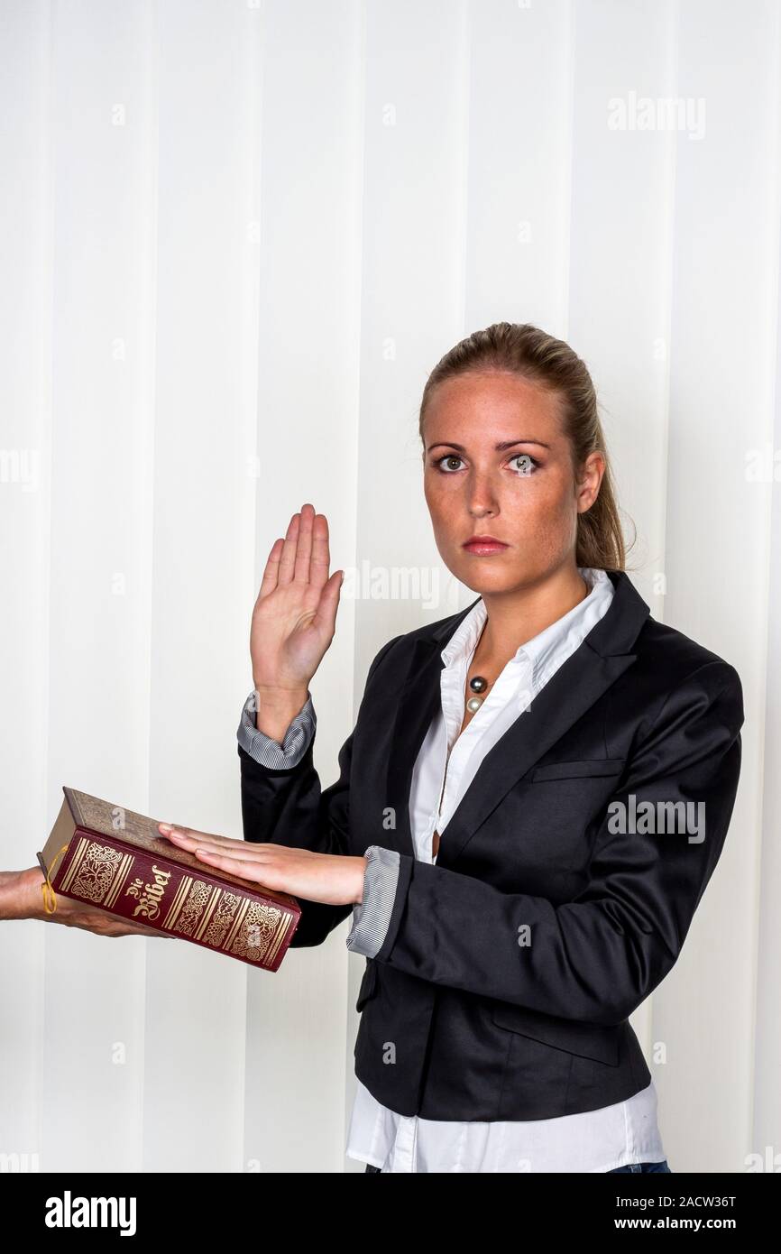 La donna giura per la Bibbia Foto Stock