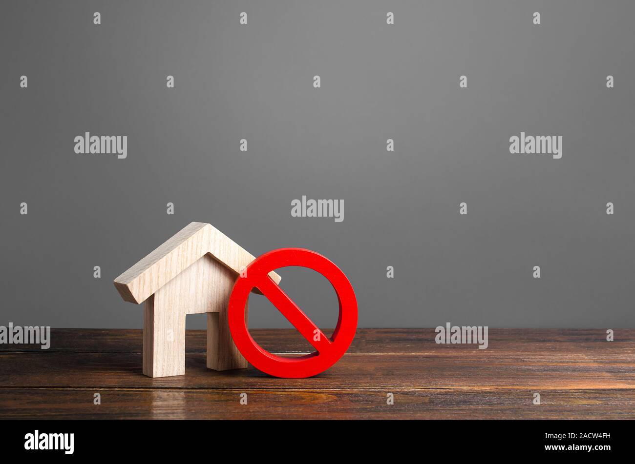 Casa e divieto rosso cartello n. Inaccessibile e costoso l'alloggiamento. Il sequestro e il congelamento dei beni da parte di una banca, corte. Restrizioni e il divieto di Foto Stock