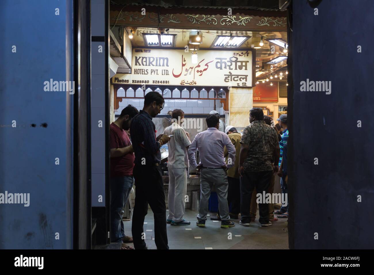 Ristorante Karims vicino Jama Masjid in Matia Bazar Mahal durante il Ramadan in New Delhi Foto Stock