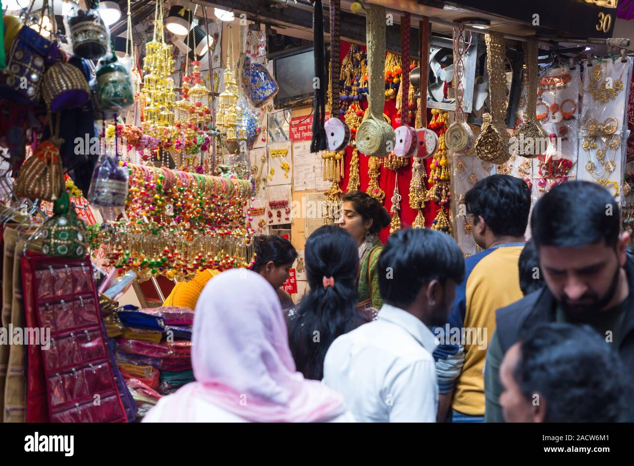 Donna shopping a Chandni Chowk Shop nella Vecchia Delhi India Foto Stock