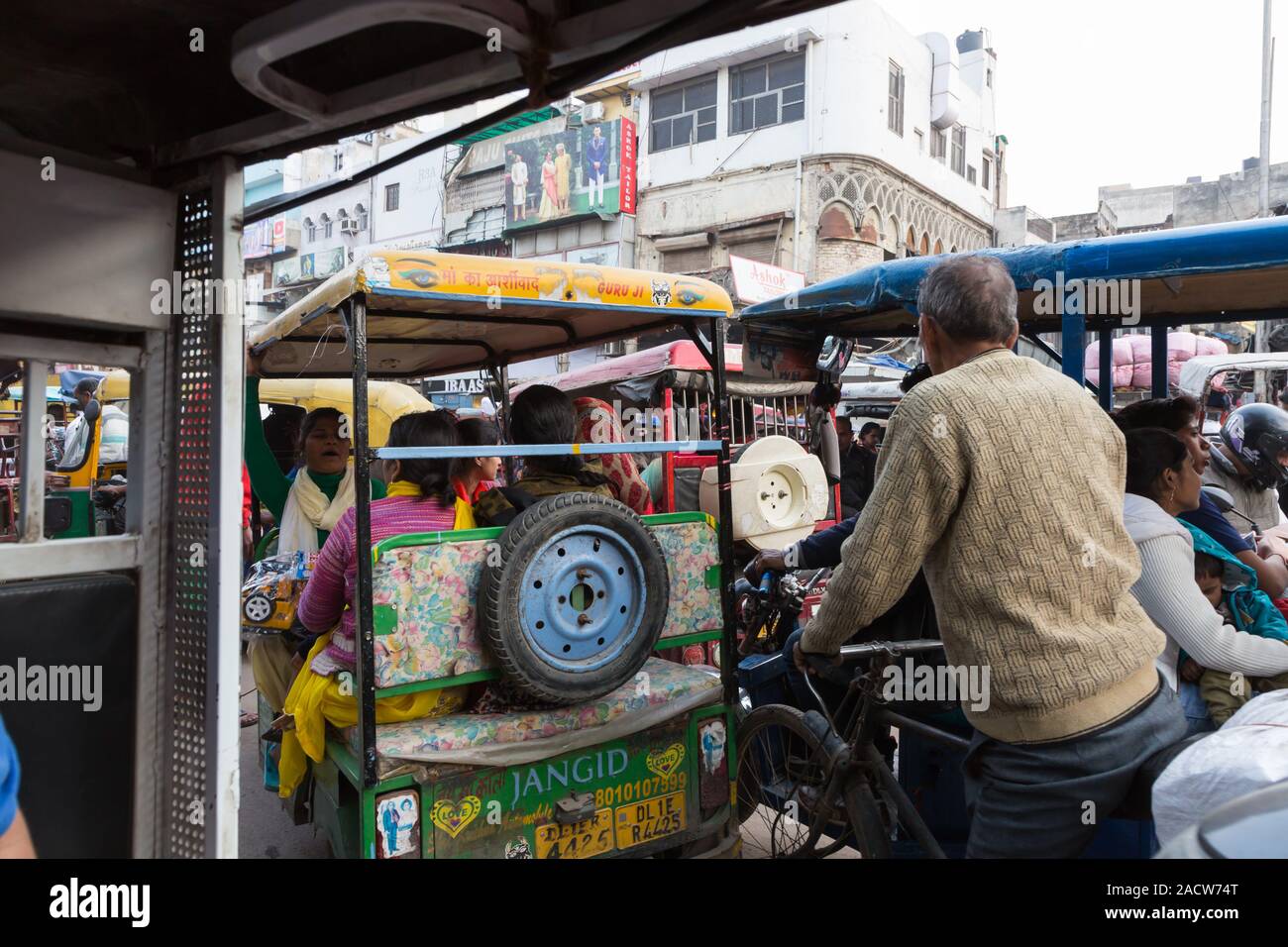 Persone e risciò a Chandni Chowk Vecchia Delhi in India Foto Stock