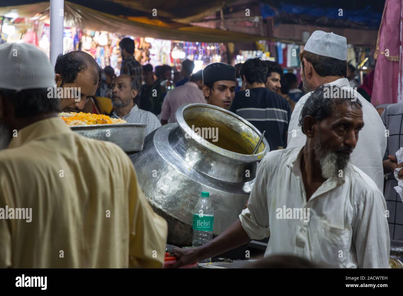 Per alimentare le persone a Jama Masjid nella Vecchia Delhi India durante il ramadan Foto Stock