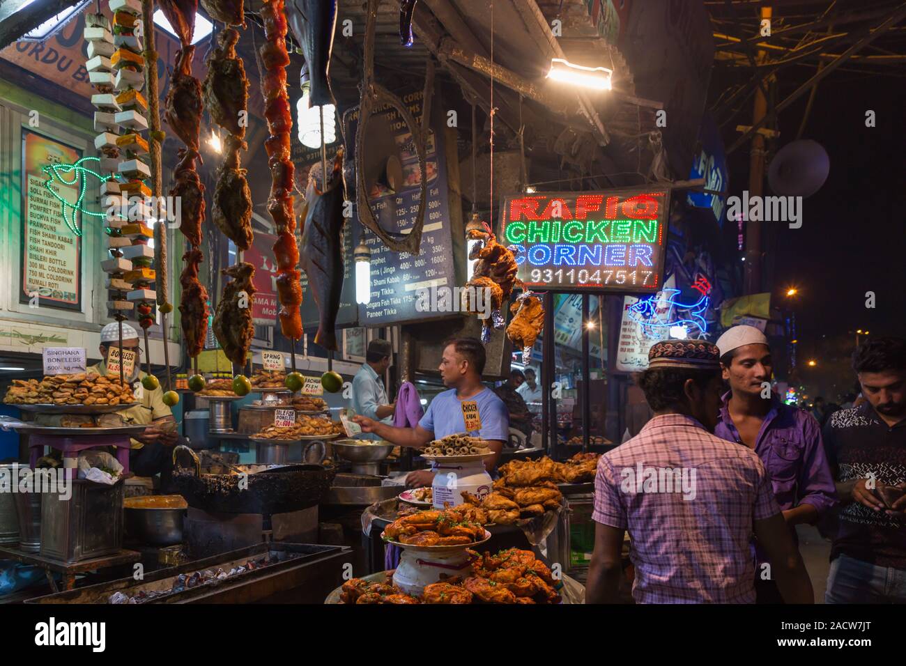 Negozio di vendita cotto e mangiare cibo a Jama Masjid nella Vecchia Delhi India Foto Stock