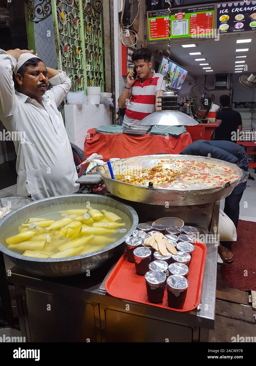 Indian dessert e dolci vicino Jama Masjid in Matia Bazar Mahal durante il Ramadan in New Delhi Foto Stock