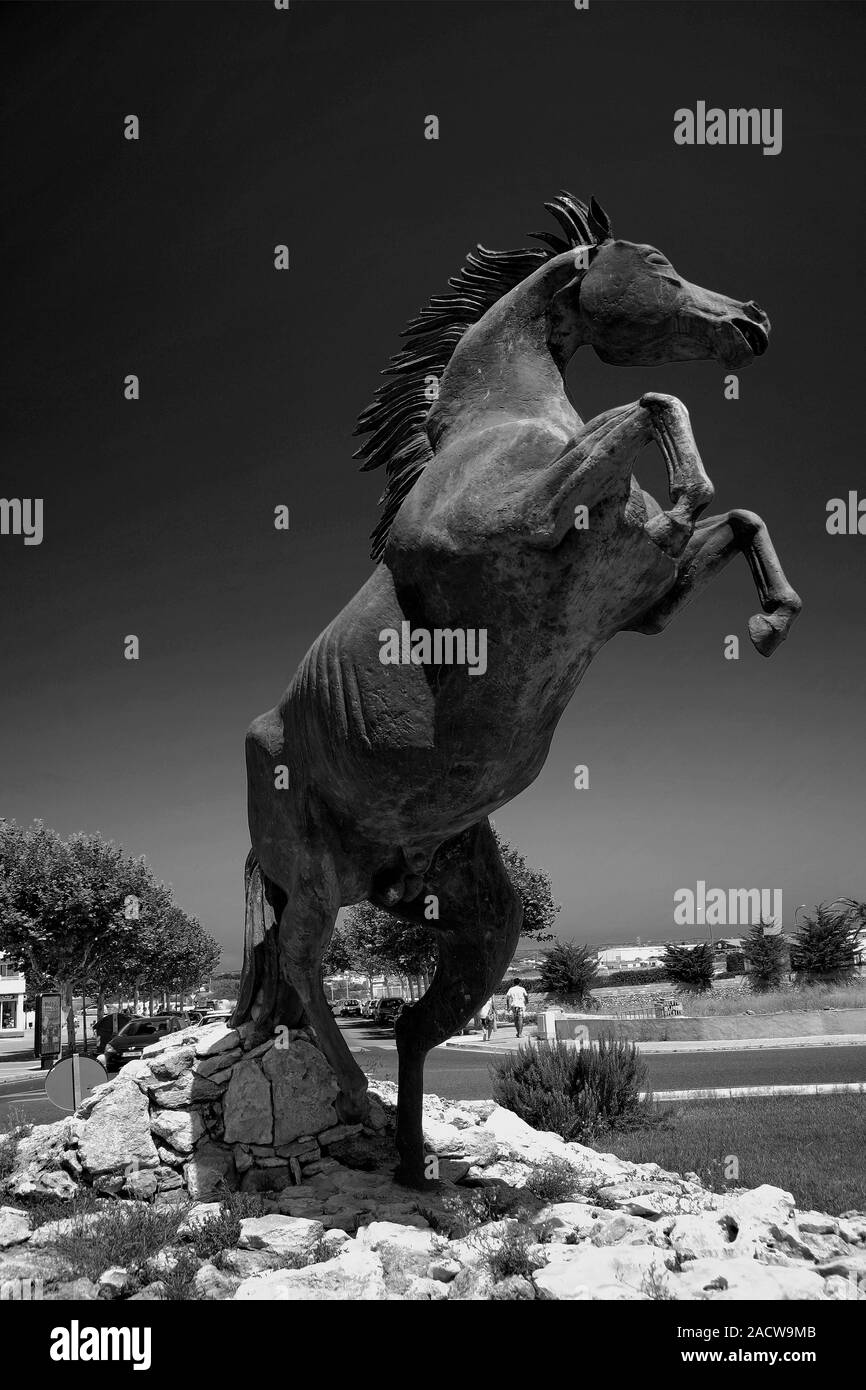 Statua di cavallo su una rotatoria nella città di Ciutadella, isola di Minorca, Isole Baleari, Spagna, Europa Foto Stock