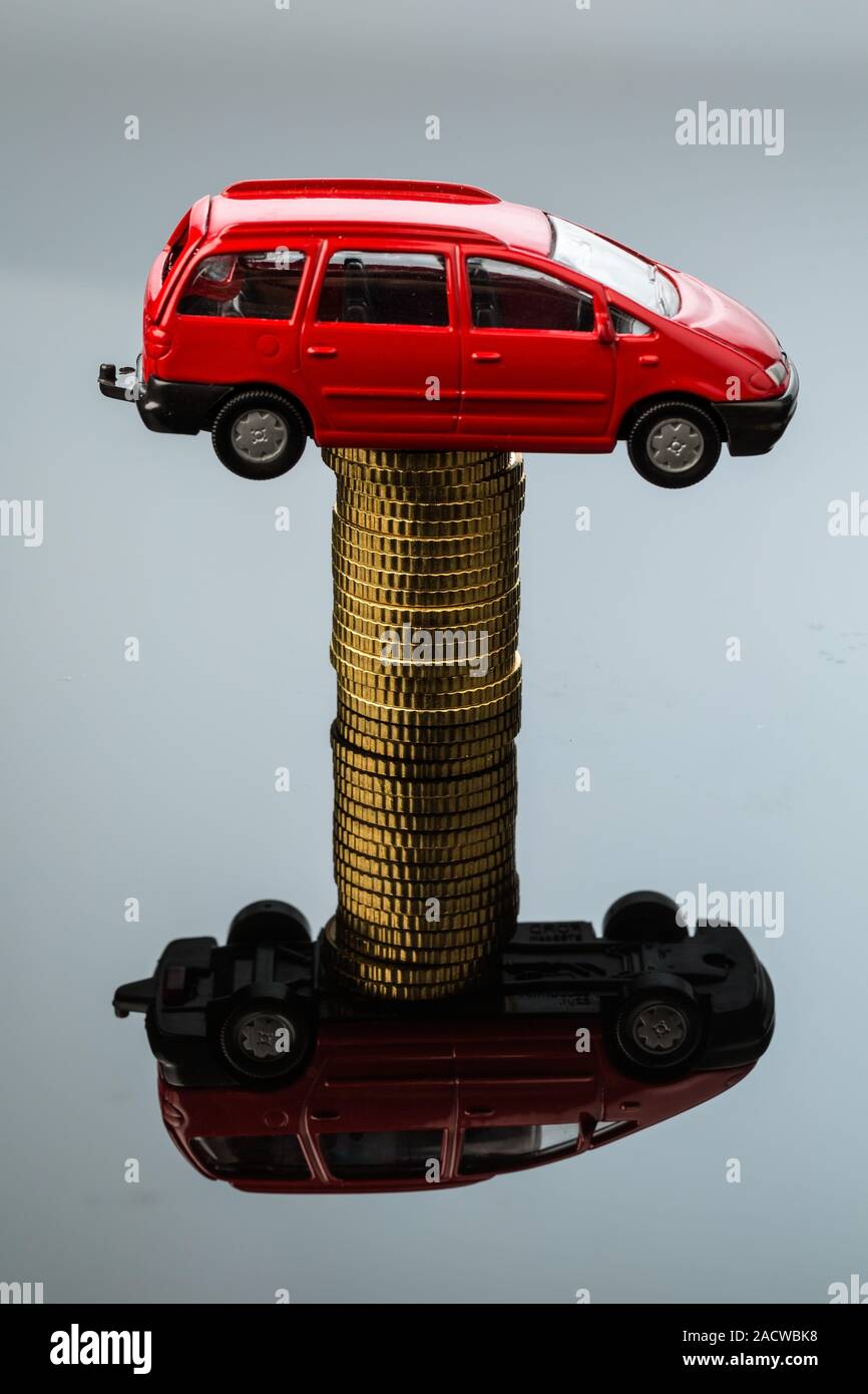 Aumento dei costi per auto. Auto su monete Foto Stock
