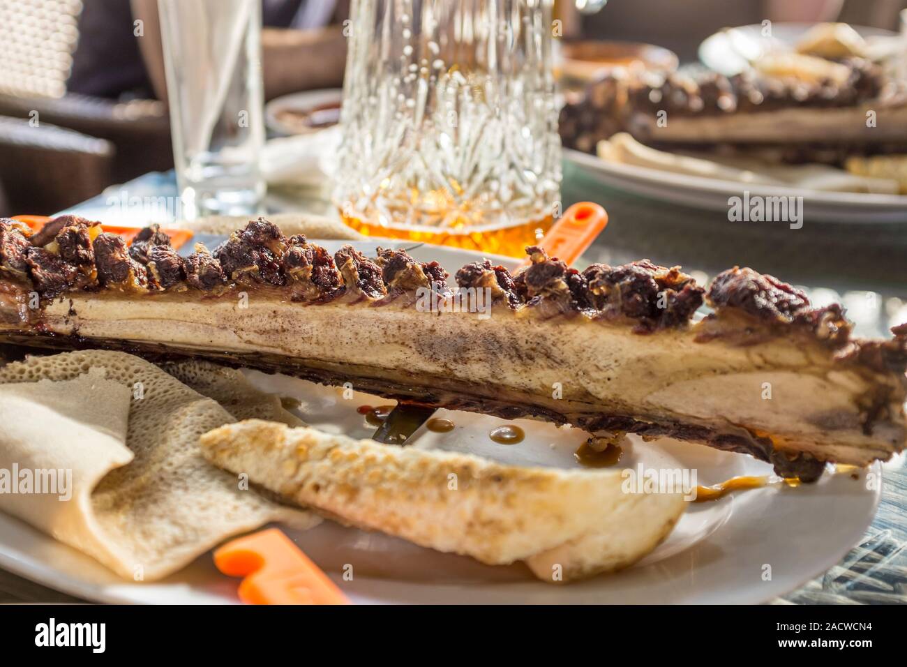 Carne alla brace servite in una siga scommessa (un combinato di macellaio e ristorante) in Etiopia ad Addis Abeba Foto Stock