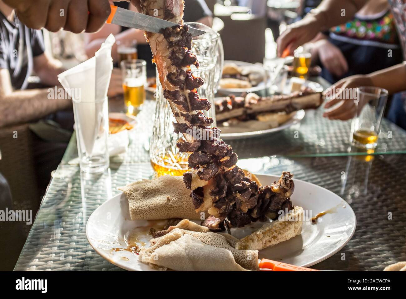 Carne alla brace servite in una siga scommessa (un combinato di macellaio e ristorante) in Etiopia ad Addis Abeba Foto Stock