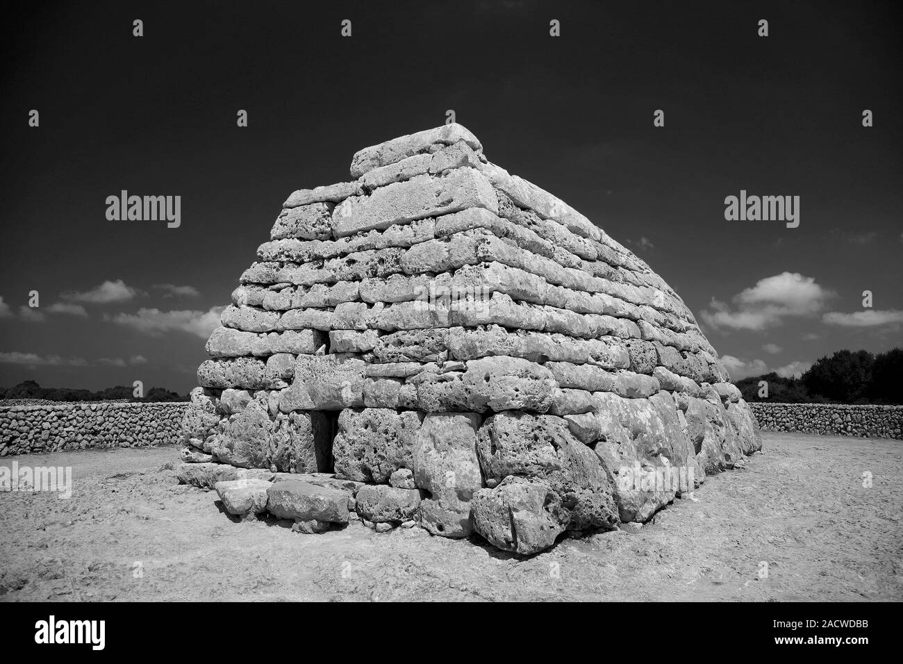 La Naveta des Tudons Pre talaiotico sepoltura camera tomba, il più antico edificio con tetto in Spagna, isola di Minorca, Isole Baleari, Spagna, Europa Foto Stock
