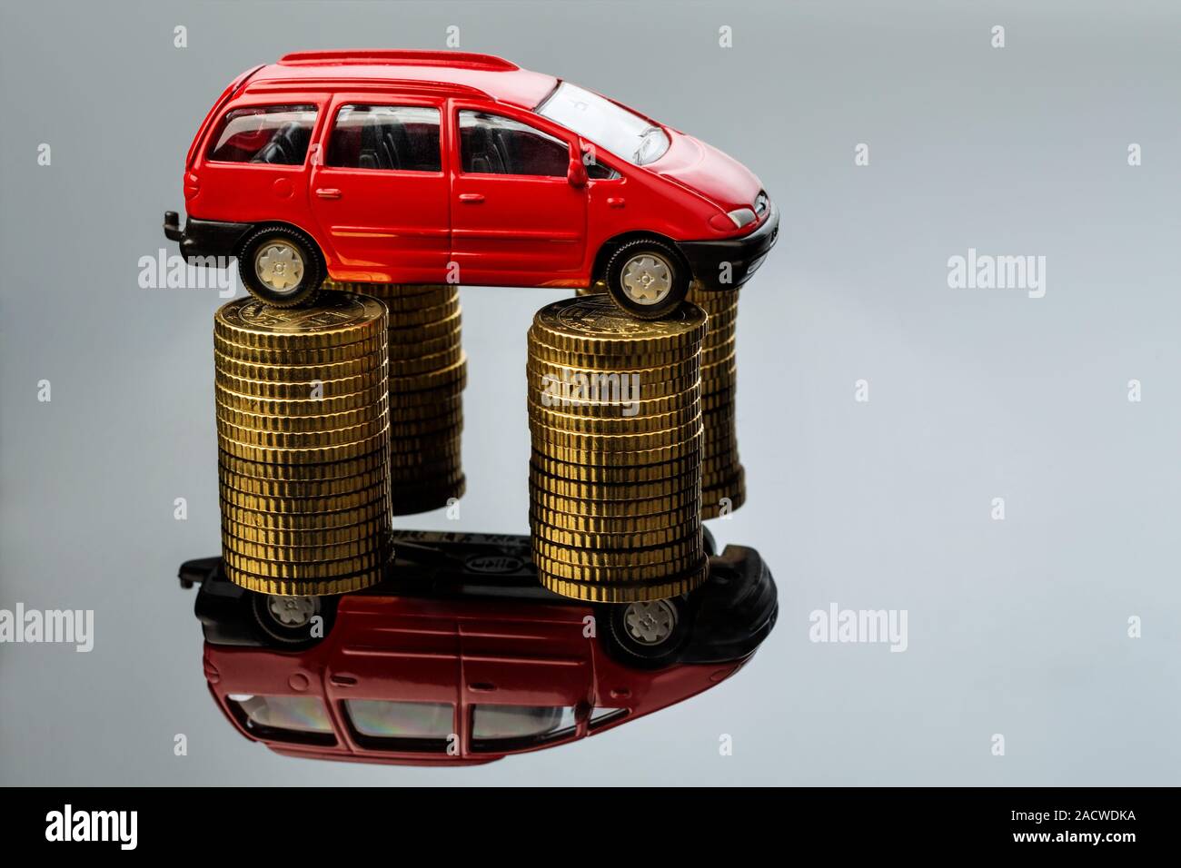 Aumento dei costi per auto. Auto su monete Foto Stock