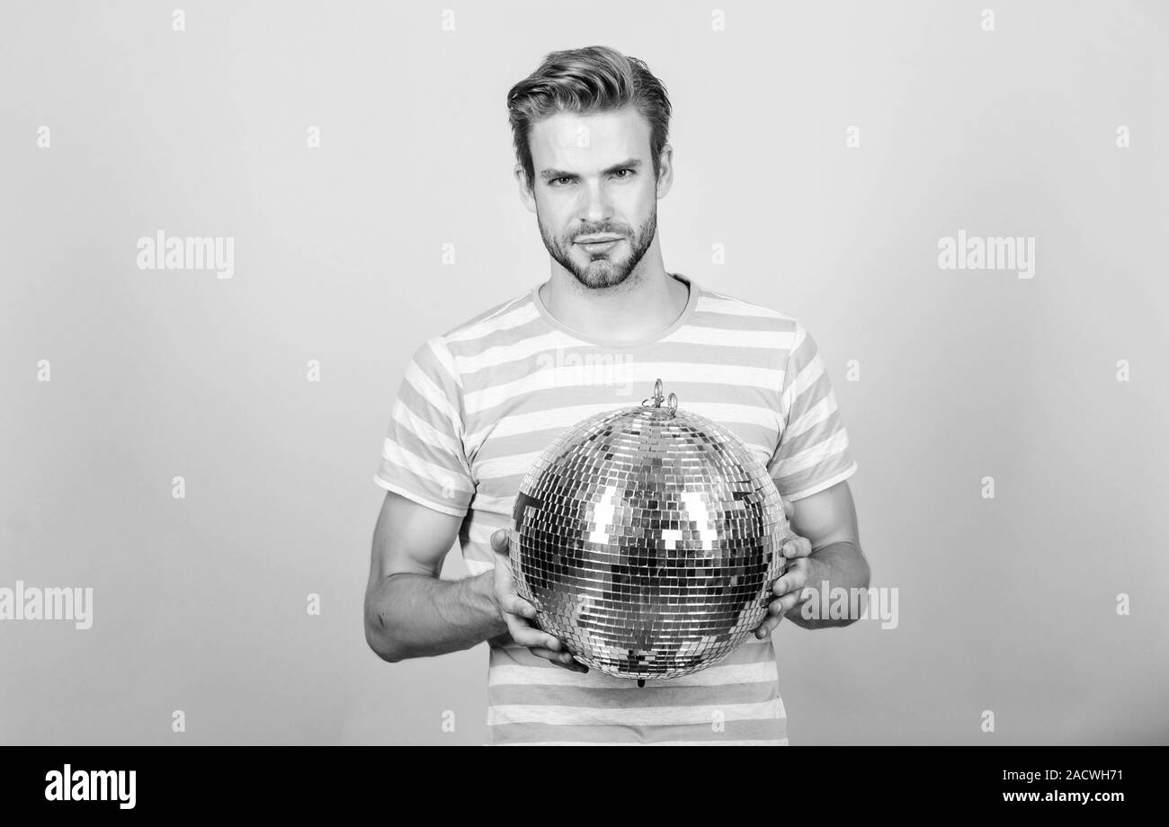 Gli oggetti per vacanze. tempo di festa. Festa di compleanno. il Natale o il nuovo anno di vacanza. l uomo Ballare in discoteca. avendo divertimento. consente a festeggiare. prom party. event manager. L'uomo con la palla da discoteca. happy party-goer. Foto Stock
