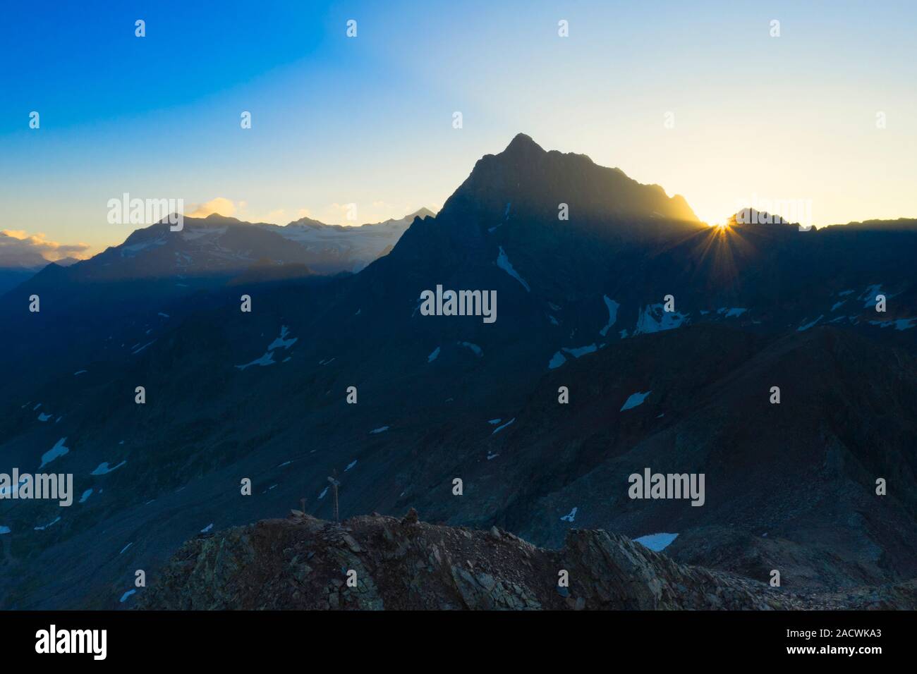 Corno dei Tre Signori illuminata dai raggi del sole all'alba, vista aerea, Passo Gavia, Valfurva Valtellina, provincia di Sondrio, Lombardia, Italia Foto Stock