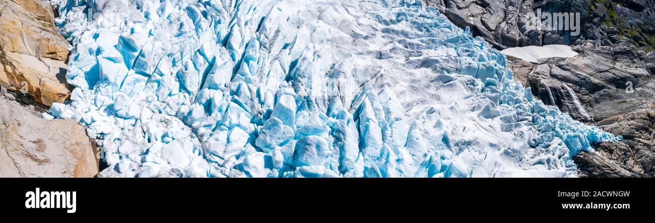 Panoramica aerea di blocchi di ghiaccio del ghiacciaio Briksdalsbreen, Loen, Jostedalsbreen National Park, Sogn og Fjordane county, Norvegia Foto Stock