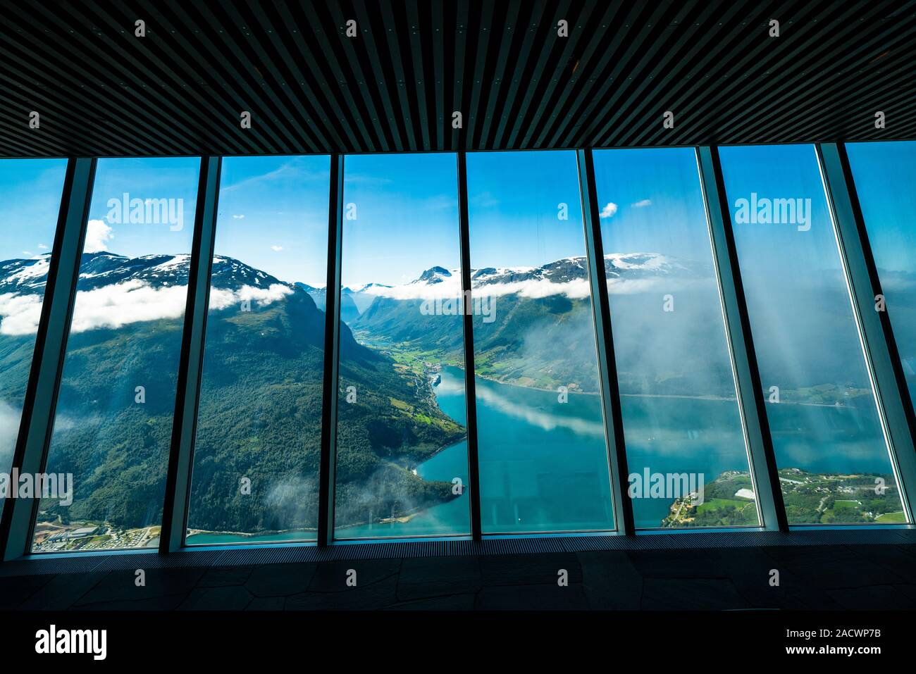Nordfjord e montagne visto attraverso le finestre di vetro interno Hoven Ristorante, Loen, Stryn, Sogn og Fjordane county, Norvegia Foto Stock