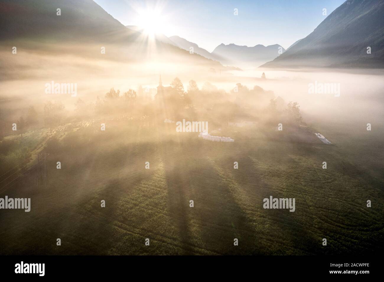 Sunbeam attraverso la nebbia che copre th paesaggio rurale di Stryn, vista aerea,Nordfjorden, Sogn og Fjordane county, Norvegia Foto Stock
