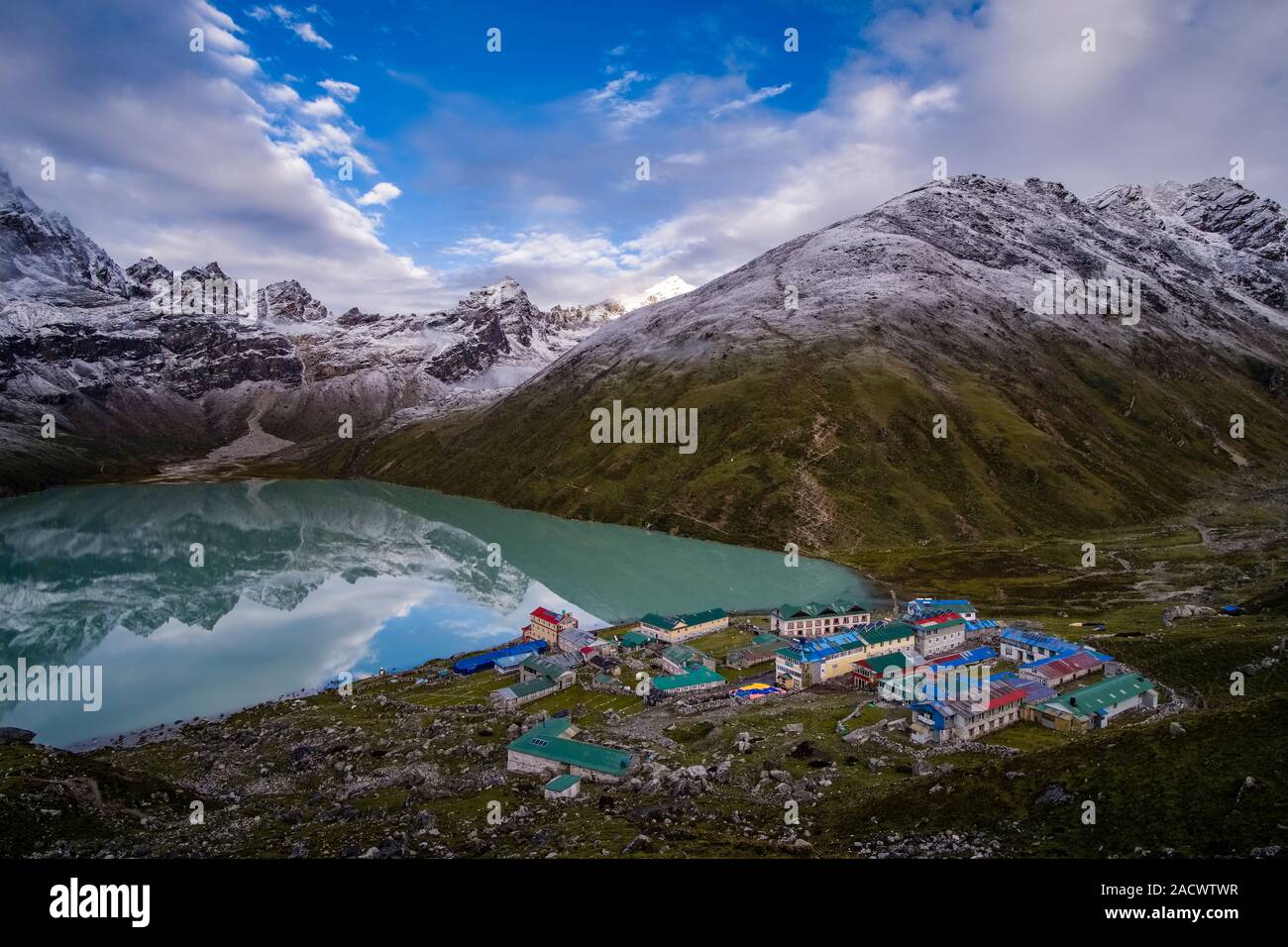 Vista panoramica del villaggio Gokyo, il vertice Gokyo Ri e il pass Renjo La intorno al lago di Gokyo Foto Stock