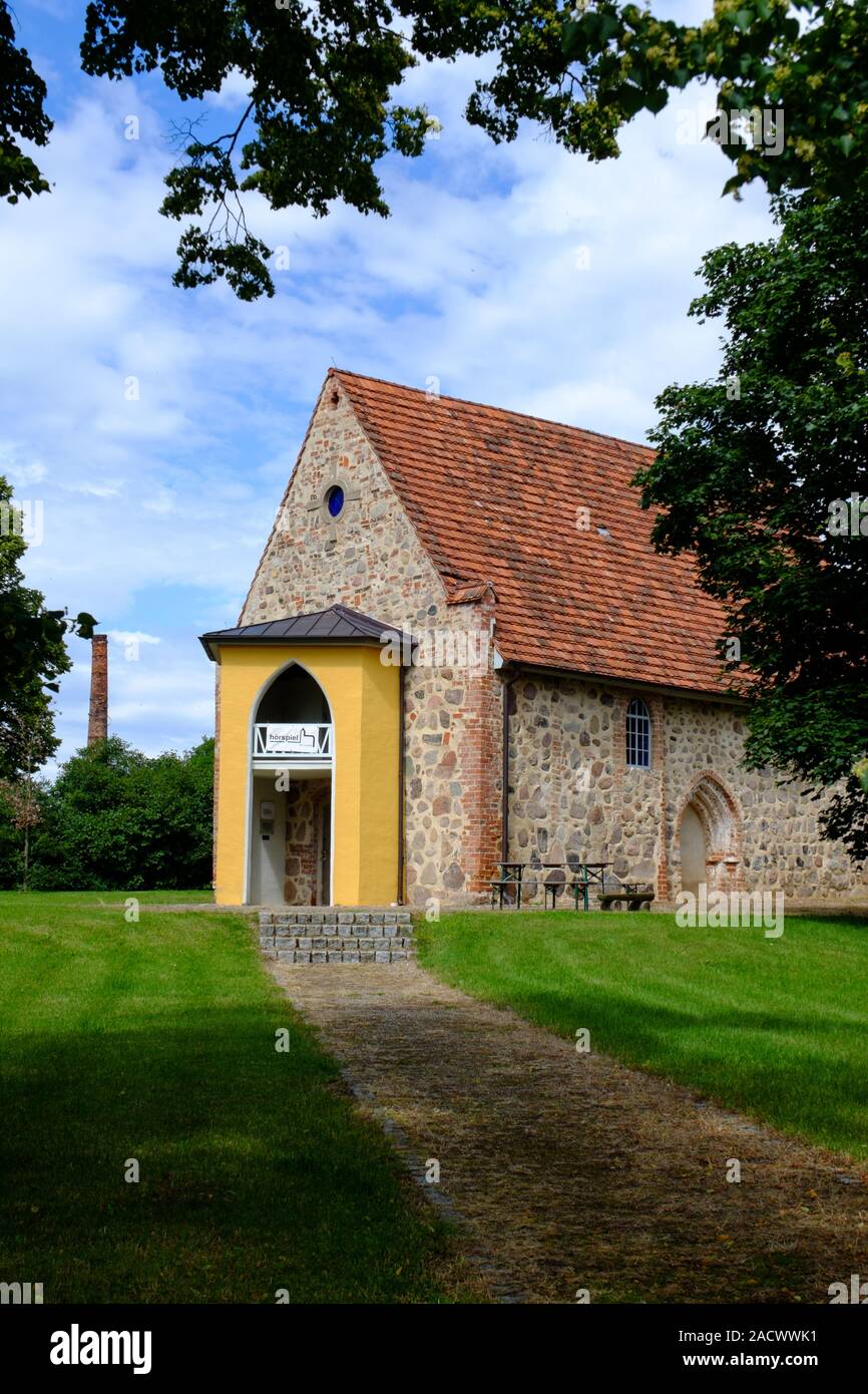 Chiesa di mattoni in Federow, Müritz National Park, Meclemburgo-Pomerania, Germania Foto Stock